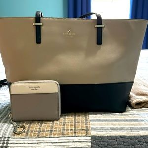 Kate Spade LG tote & wallet to match Excellent condition. No wear on it at all!